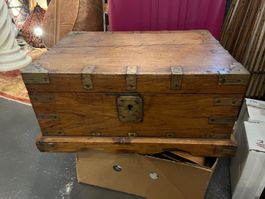 Indische antike Holztruhe mit Metallbeschlägen | LIQUIDATION