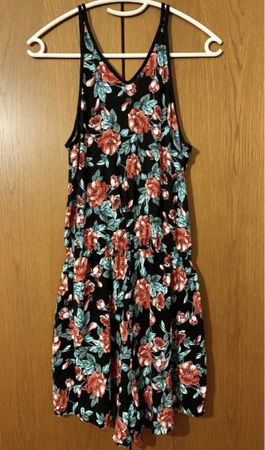 Geblümter kurzer Jumpsuit, neu