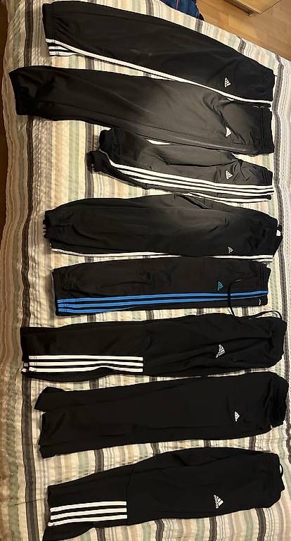 Lotti di vestiti: Différents training Adidas allant de Taille XS à L – Usato da Chavannes-Renens venduto da luc_52p8
