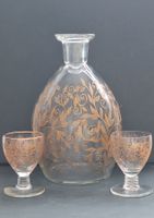 Graviertes Glas mit Golddekor, signiert