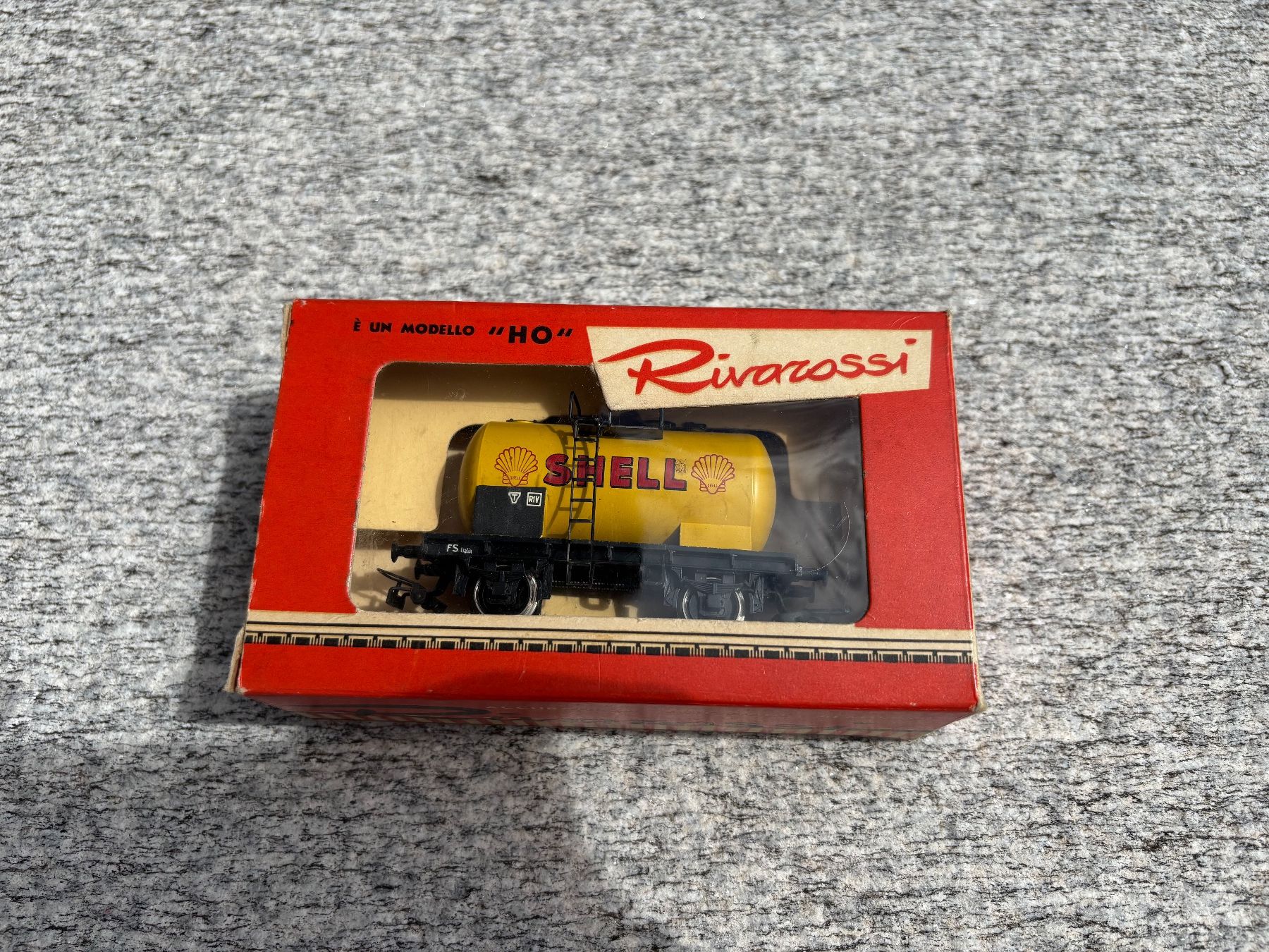 Rivarossi Modellini di ferrovie: Rivarossi H0 Vagone cisterna Shell FS Italia – Usato da Chiasso venduto da Carrara-Modellismo