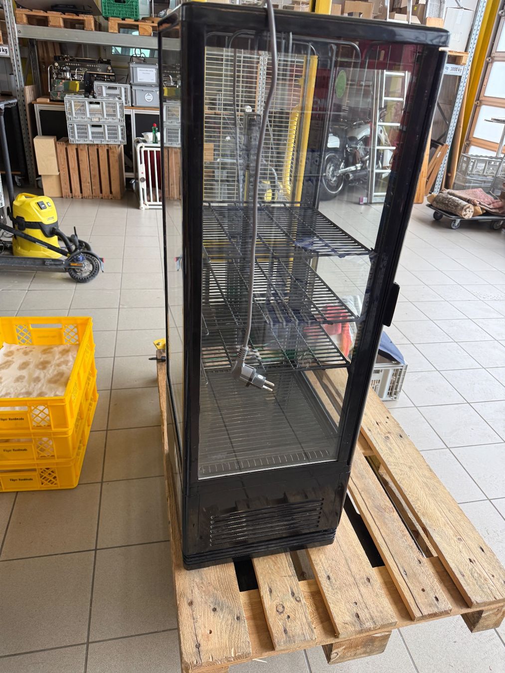 Kühlschrank: Mini-Kühlvitrine 98L, schwarz | OCC – Gebraucht aus Rorschacherberg von LatteArt 2