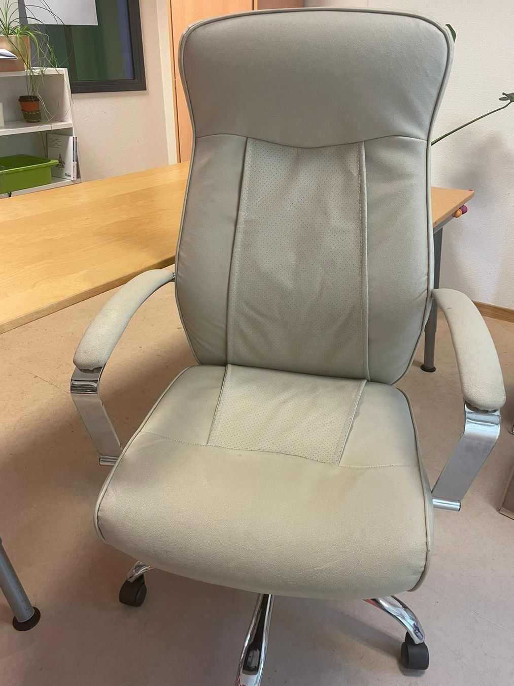 Sedie: Bürostuhl / Chefsessel, hellgrau, Leder-Optik mit Chrom-Arml – Usato da Zürich venduto da con_pz52
