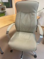 Bürostuhl / Chefsessel, hellgrau, Leder-Optik mit Chrom-Arml