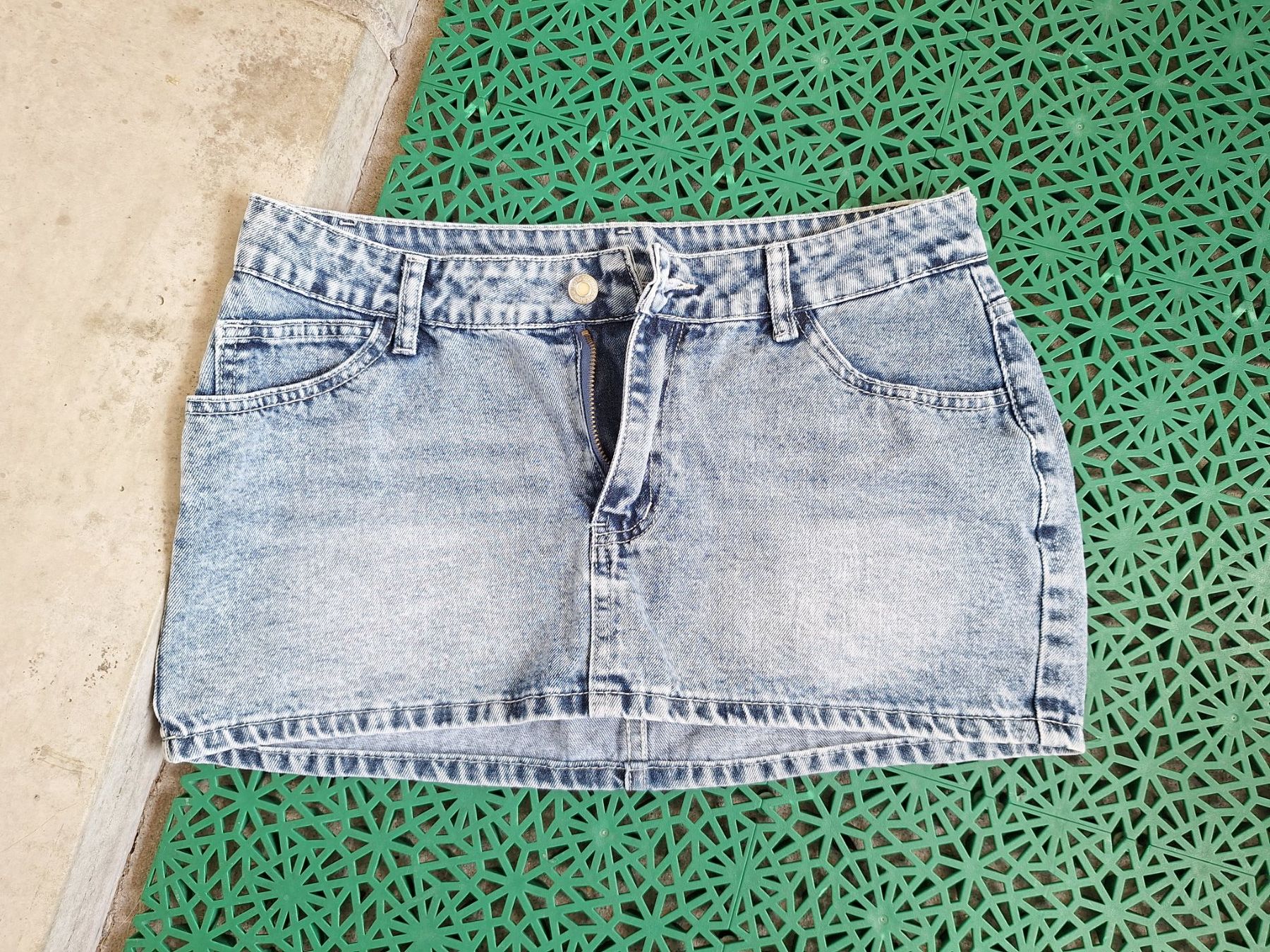 Shein Jupes: Rock Mini, Grösse M von Shein – D'occasion à Altendorf par Tschaessi