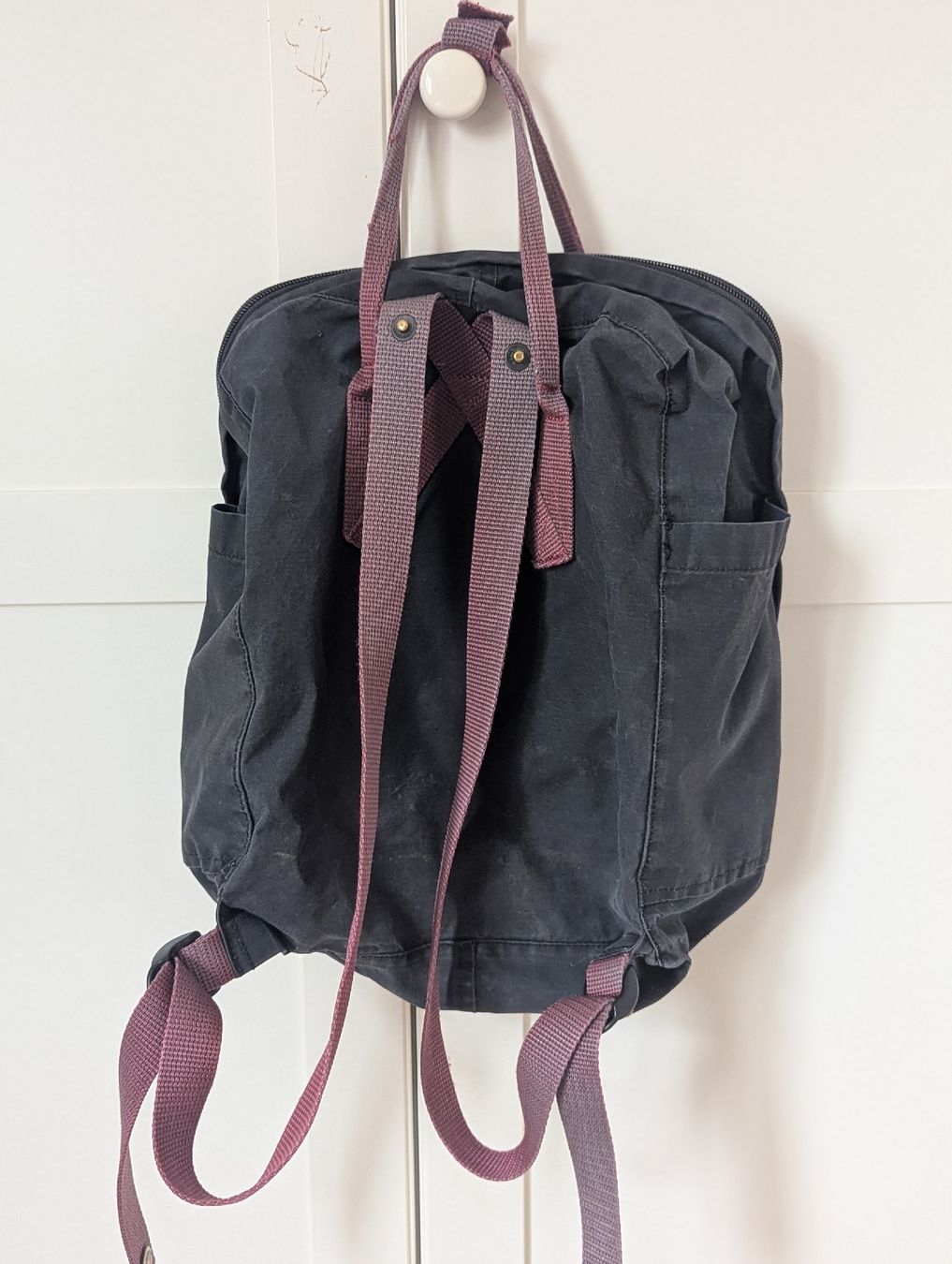 Fjällräven Zaini: Fjällräven Kånken Backpack - Black & Purple – Usato da Schlieren venduto da maseam 2