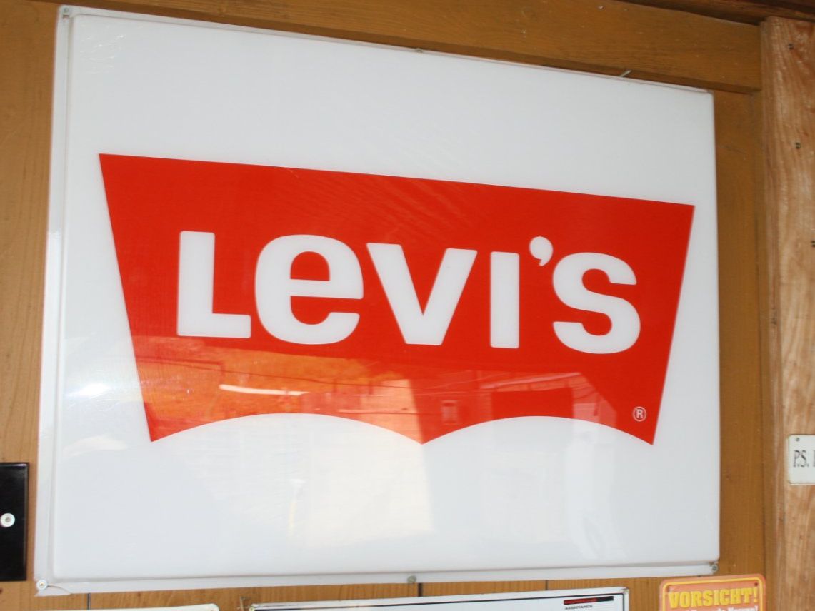 Levi's Schilder: LEVIS – Gebraucht aus Wauwil von Pneuedy