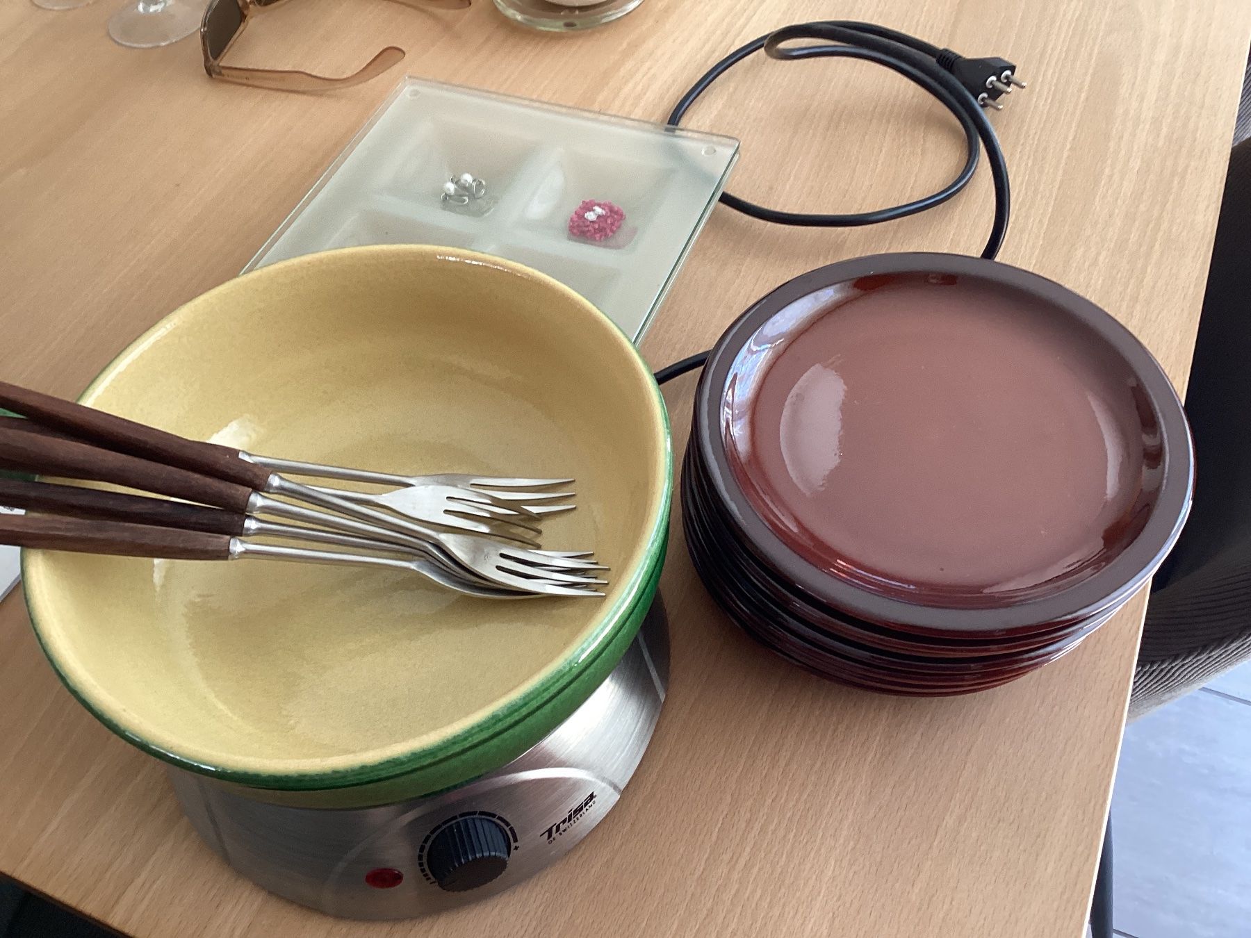Set di piatti: Fondueset mit elektrischem Rechaut – Usato da Hüntwangen venduto da Jcougar