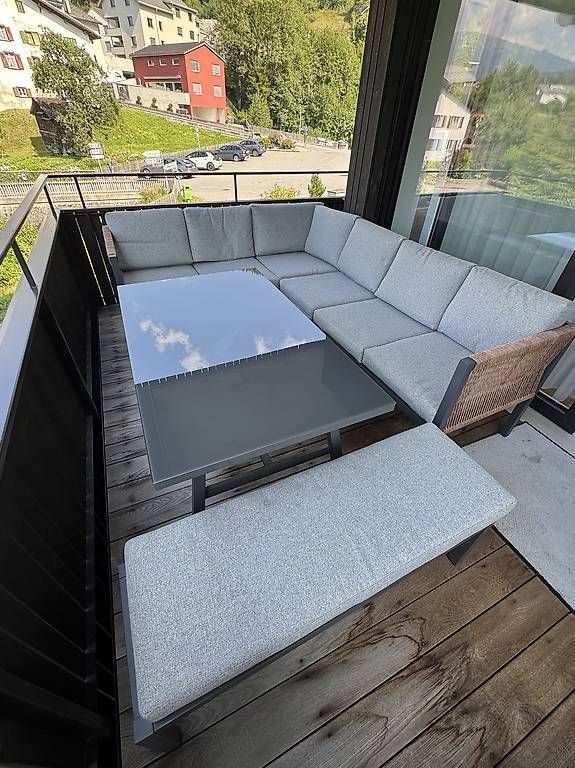 Set di tavolo e panche: Garten/Terrassenlounge – Usato da Trin Mulin venduto da MergimeM 1
