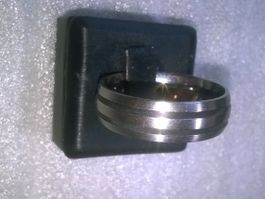 RING EDELSTHAL MIT SCHWARZ GEMACHT