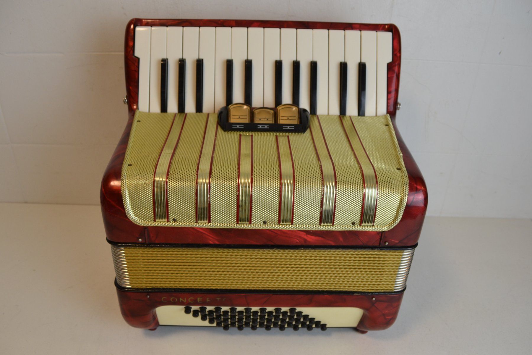 Hohner Strumenti musicali: Akkordeon Hohner Concerto I frisch gestimmt – Usato da Zürich venduto da baumusik