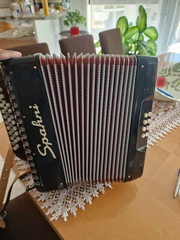 Musikinstrumente: Accordéon  – Gebraucht aus Prez-vers-Noréaz von TonyCardoso