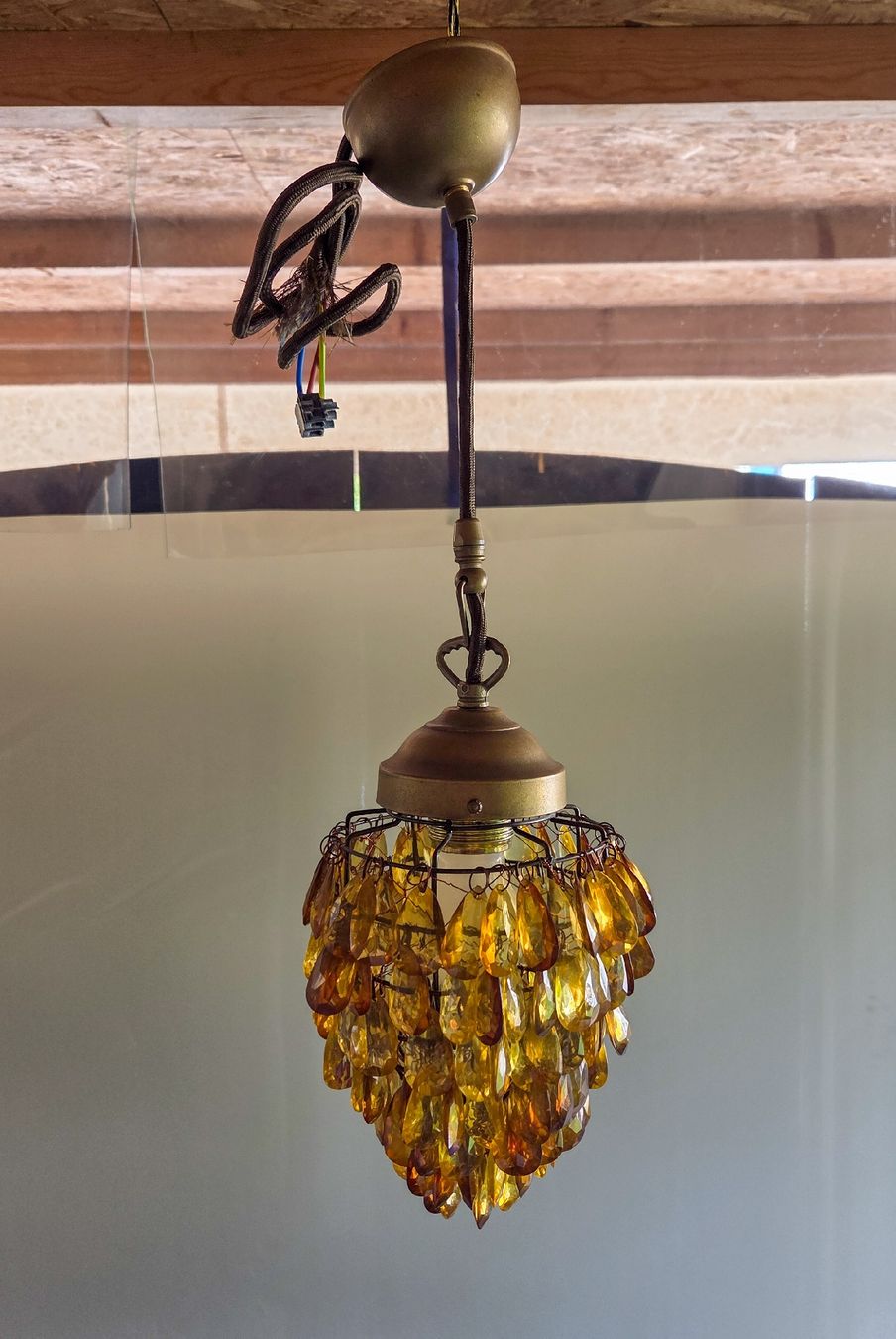 Kronleuchter & Deckenlampen: Dekorative Vintage-Stil Pendellampe Bernsteinfarben  – Gebraucht aus Winterthur von Speos-79 1