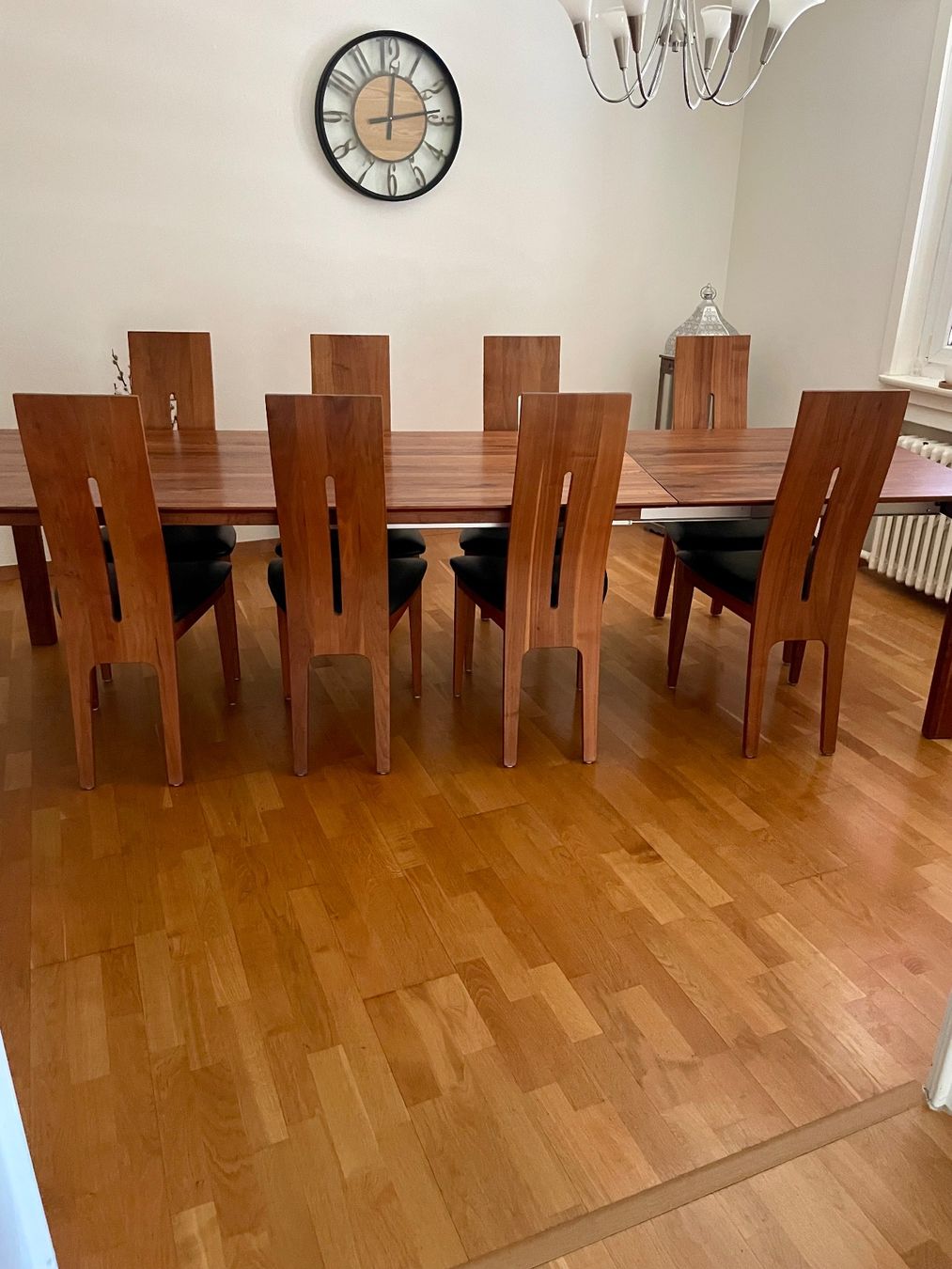 Pfister Tavoli: Tisch Nussbaum massiv  mit 8 Stühlen – Usato da Uitikon Waldegg venduto da Schnugg3 3