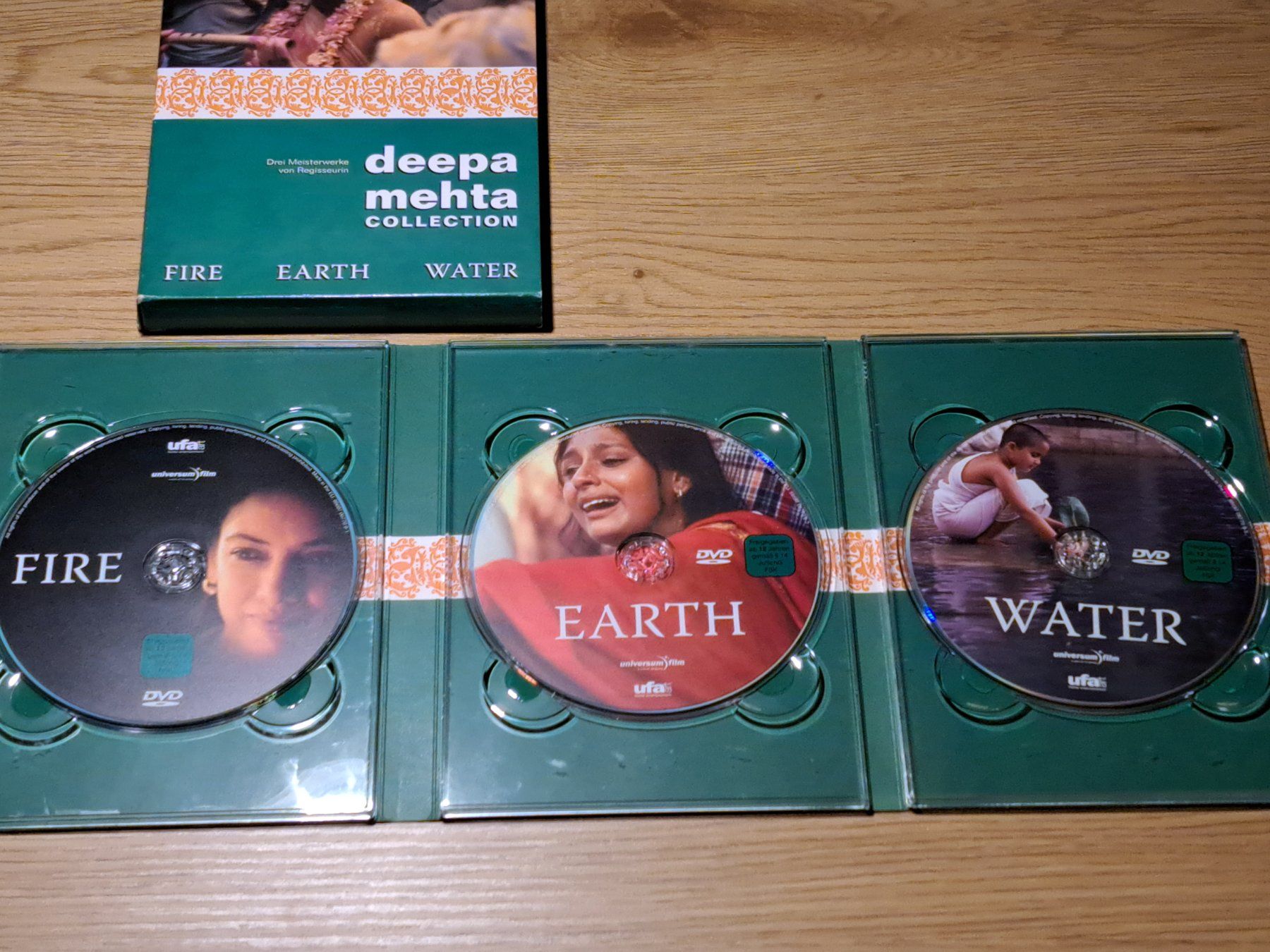Tutti i DVDs: Deepa Mehta Collection: FIRE, EARTH, WATER, Boxset 3 Filmen – Nuovo (secondo la descrizione) da Unterseen venduto da Kanica 6