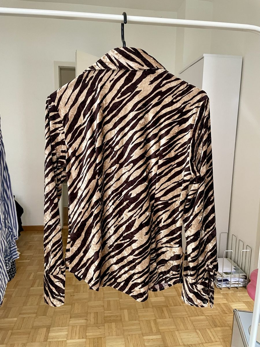 Camicette: Vintage Velours Hemd / Bluse mit Tiger / Zebra Muster – Usato da Zürich venduto da Carlajimena 1