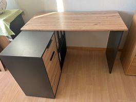 Brauner schöner Schreibtisch