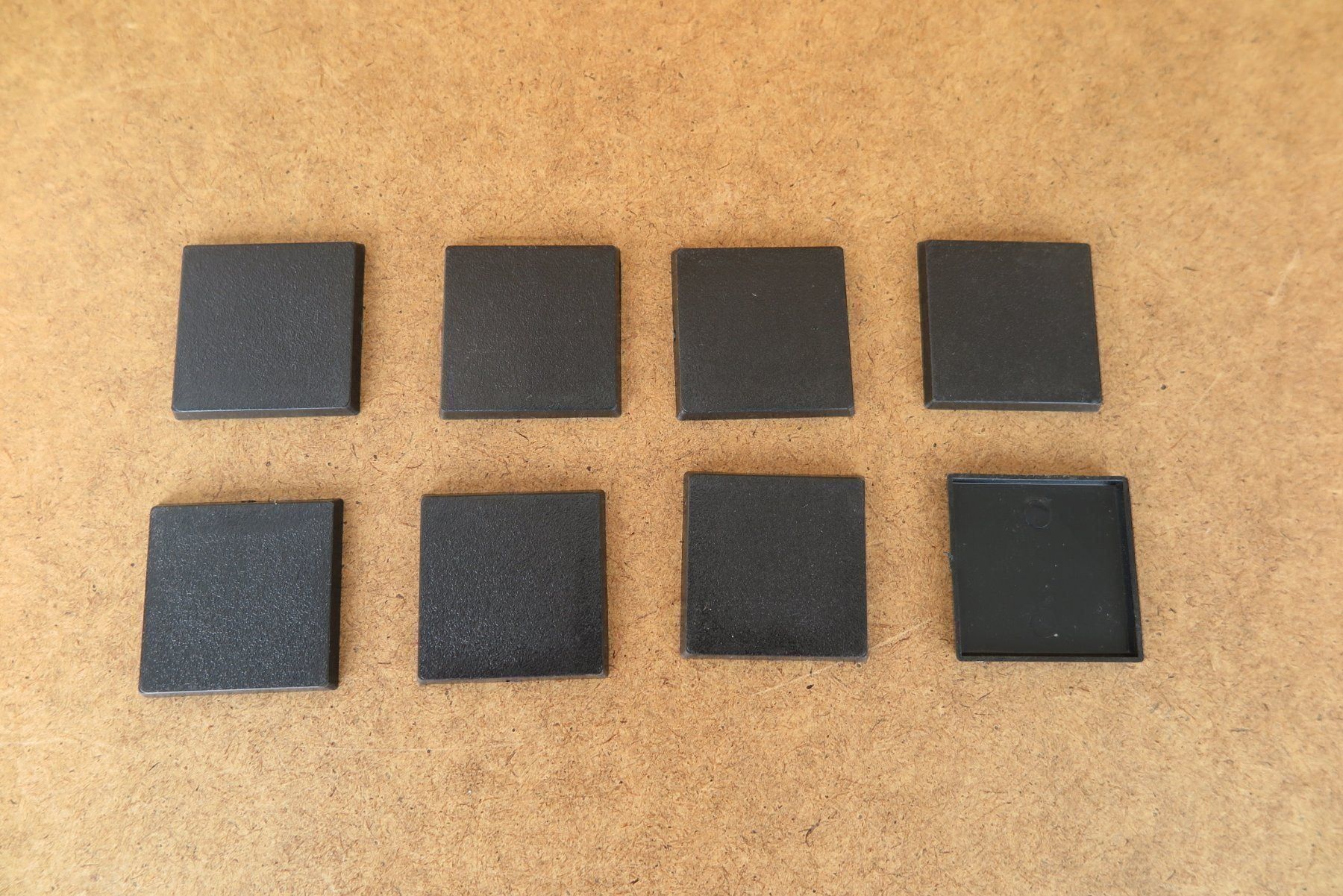 Statuette: Für Warhammer: Base - 8 Bases, 40 x 40 mm – Nuovo (secondo la descrizione) da Biberstein venduto da Lou13lou