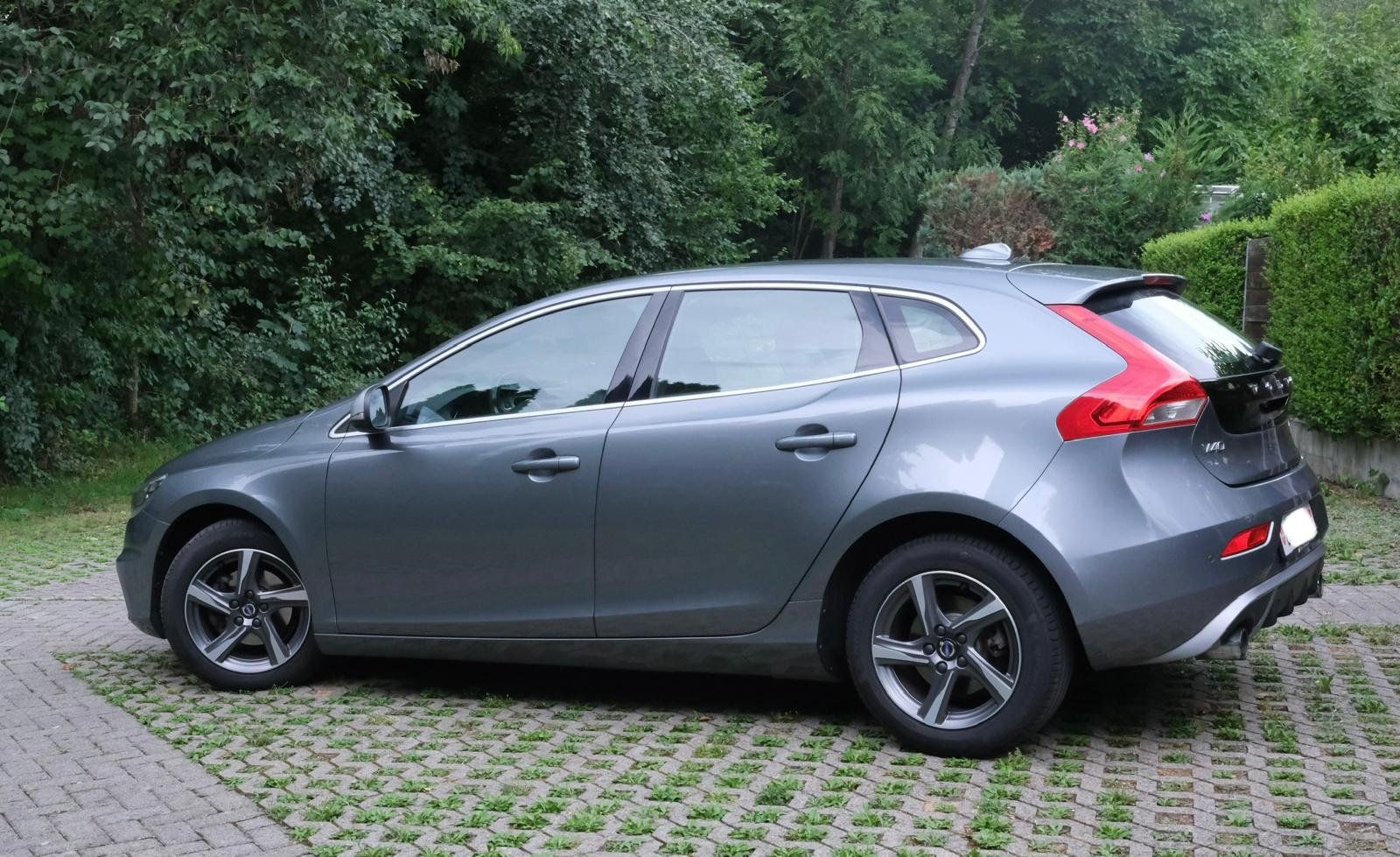 Volvo Autos: Volvo V40 D2 Kombi grau metallic 1.Inv 2016 – Gebraucht aus Kägiswil von mfp_vlk9
