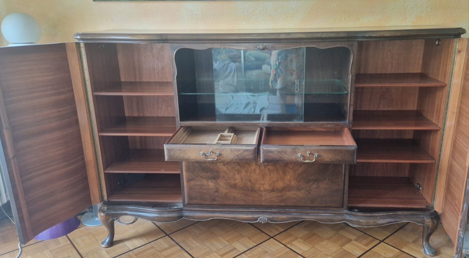 Buffets: Buffet Schrank Nussbaumholz mit Glasfach und Klappe  – D'occasion à Lyss par Cassiopeia8 1