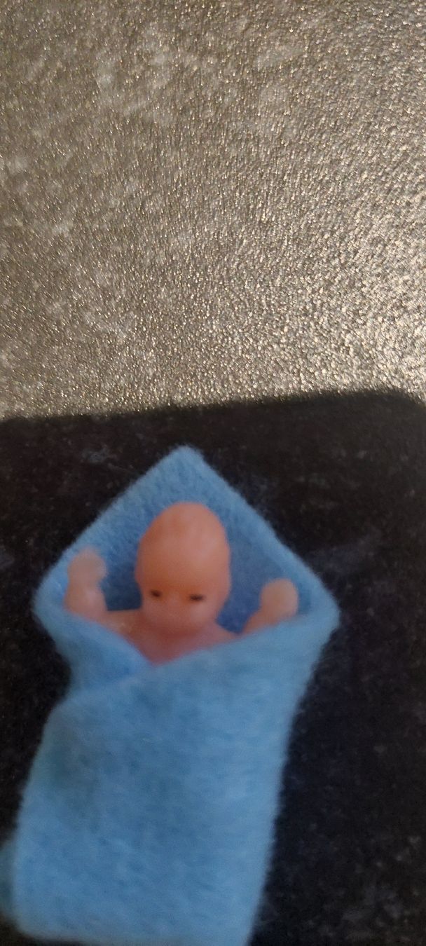Case e mobili per bambole: 3 Miniaturen Püppchen  – Usato da Muri AG venduto da nindo1 3