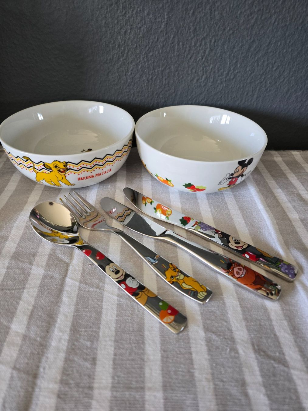 WMF Geschirrsets: 2 Kinder Schale + Besteck"Mickey und Lion King" – Gebraucht aus Unterentfelden von Panda-87