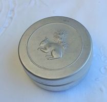 Antike Dose mit Eichhörnchen für Briefmarken einfeuchten.