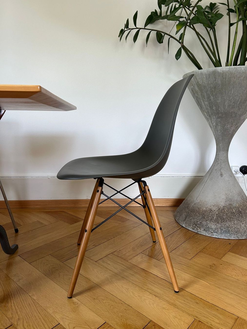 Vitra Sedie: Eames Plastic Side Chair DSR - Vitra, Basalt – Usato da Bern venduto da mo04 3
