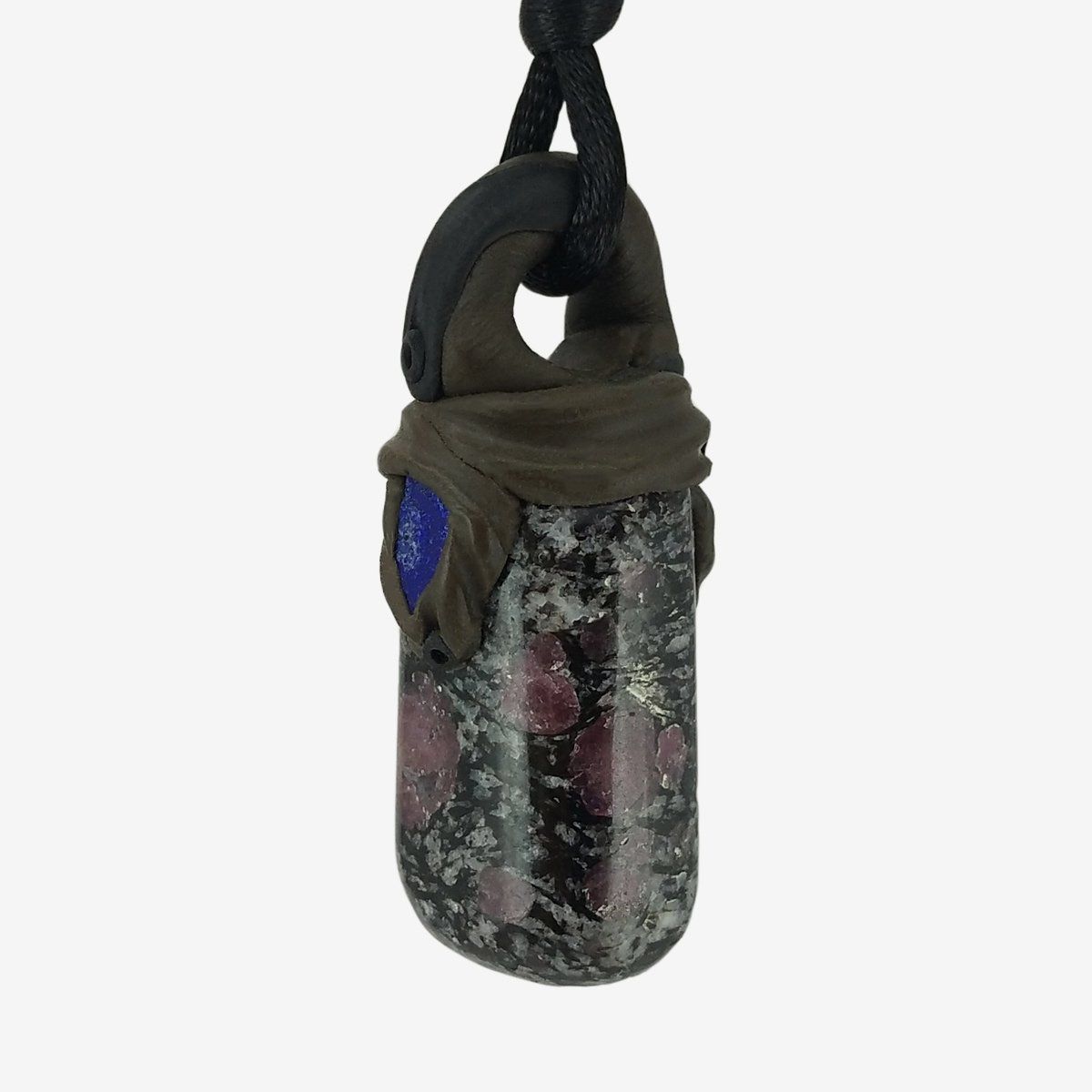 Pietre preziose: Spinell Steinanhänger in Biotit mit eingefasstem Lapislazuli – Nuovo e nell'imballaggio originale da Meilen venduto da Kaleidoskopia 1