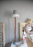 Ständerlampe mit Birkenästen und Federschirm