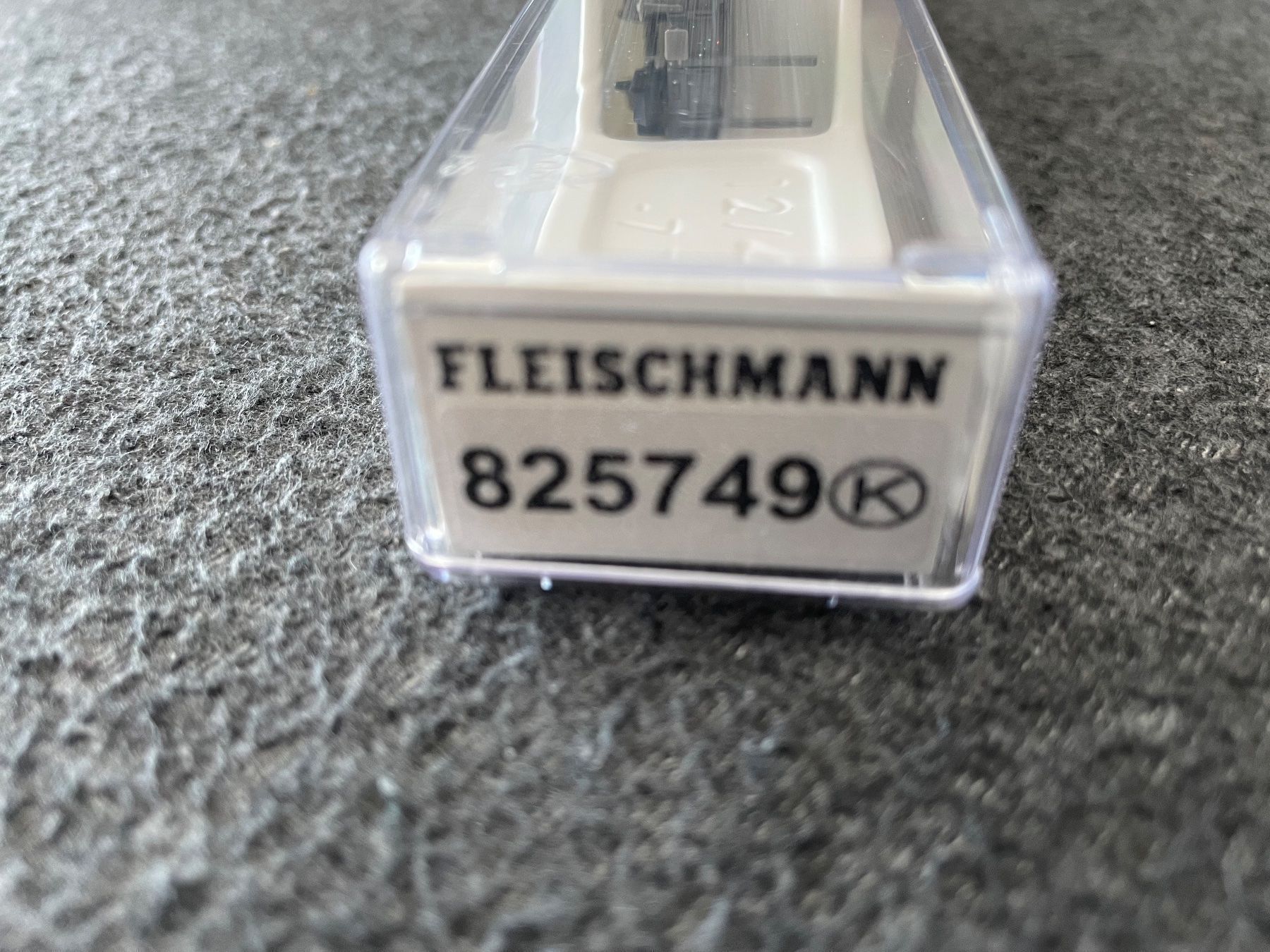 Fleischmann Modellini di ferrovie: Fleischmann 825749 Schwenkrungenwagen grau SBB – Nuovo e nell'imballaggio originale da Hauterive NE venduto da eriamch 1