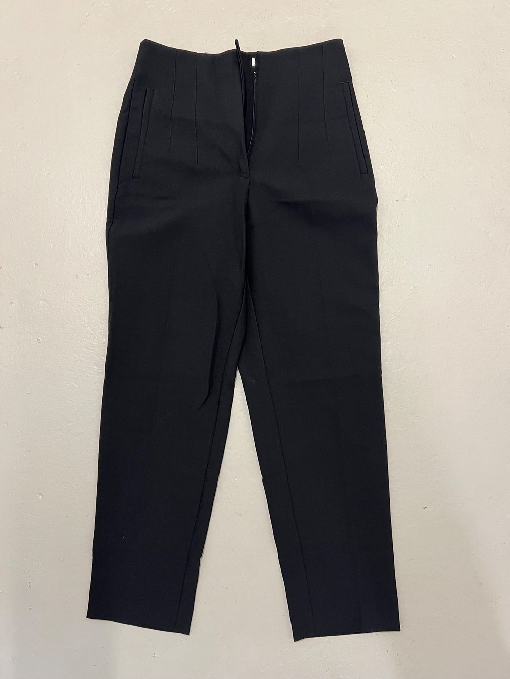 Zara Pantaloni: Zara hochgeschnittene Bundfaltenhose, schwarz – Usato da Zollikon venduto da Jekled