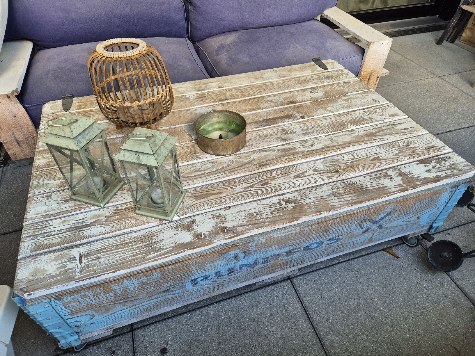 Tavoli: Pallet table with wheels and storage – Usato da Lenzburg venduto da wojcikar