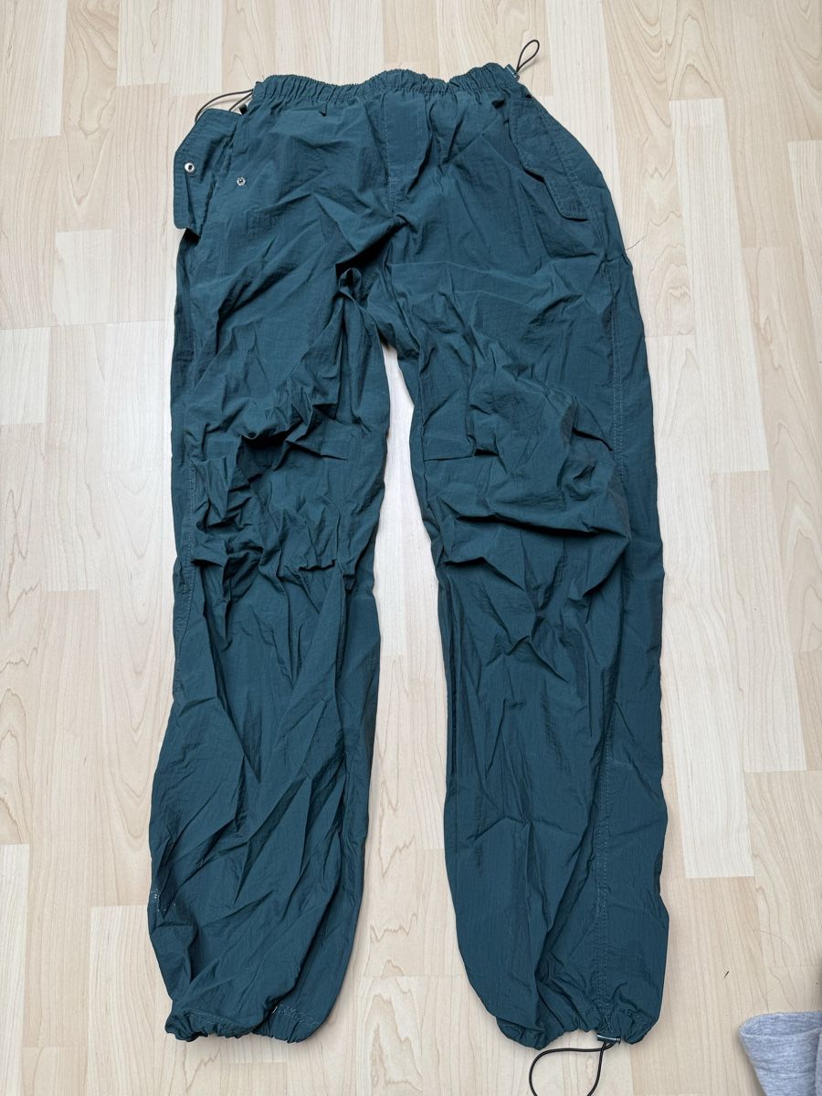 Bershka Pantaloni: Green parachute bershka Pants – Usato da Urdorf venduto da rob_c5wf