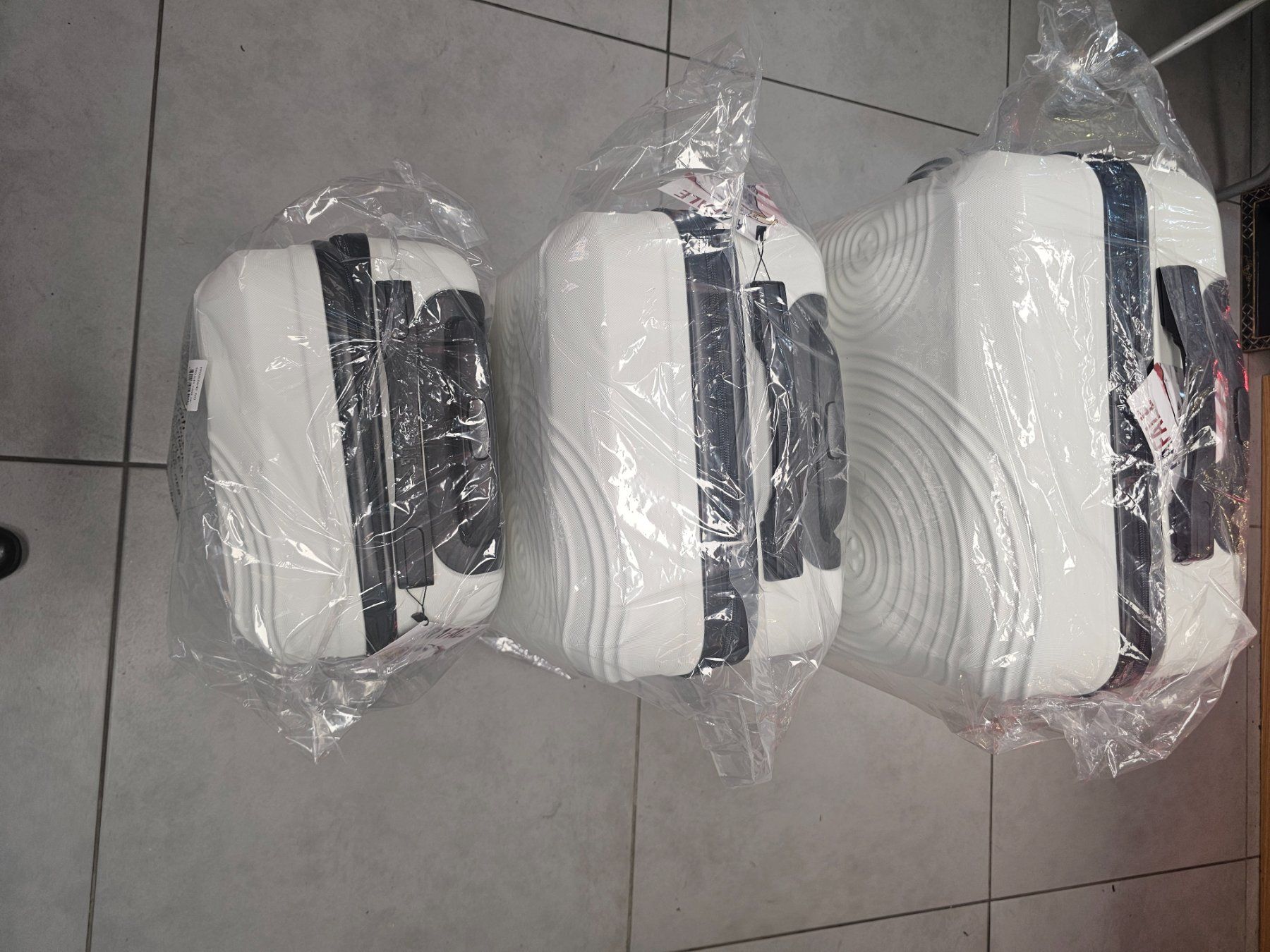 Valigie: Set de valises 3 pièces – Nuovo e nell'imballaggio originale da Evionnaz venduto da Trading1 1