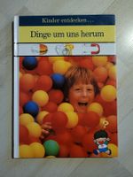 Buch Kinder entdecken Dinge um uns herum gebunden