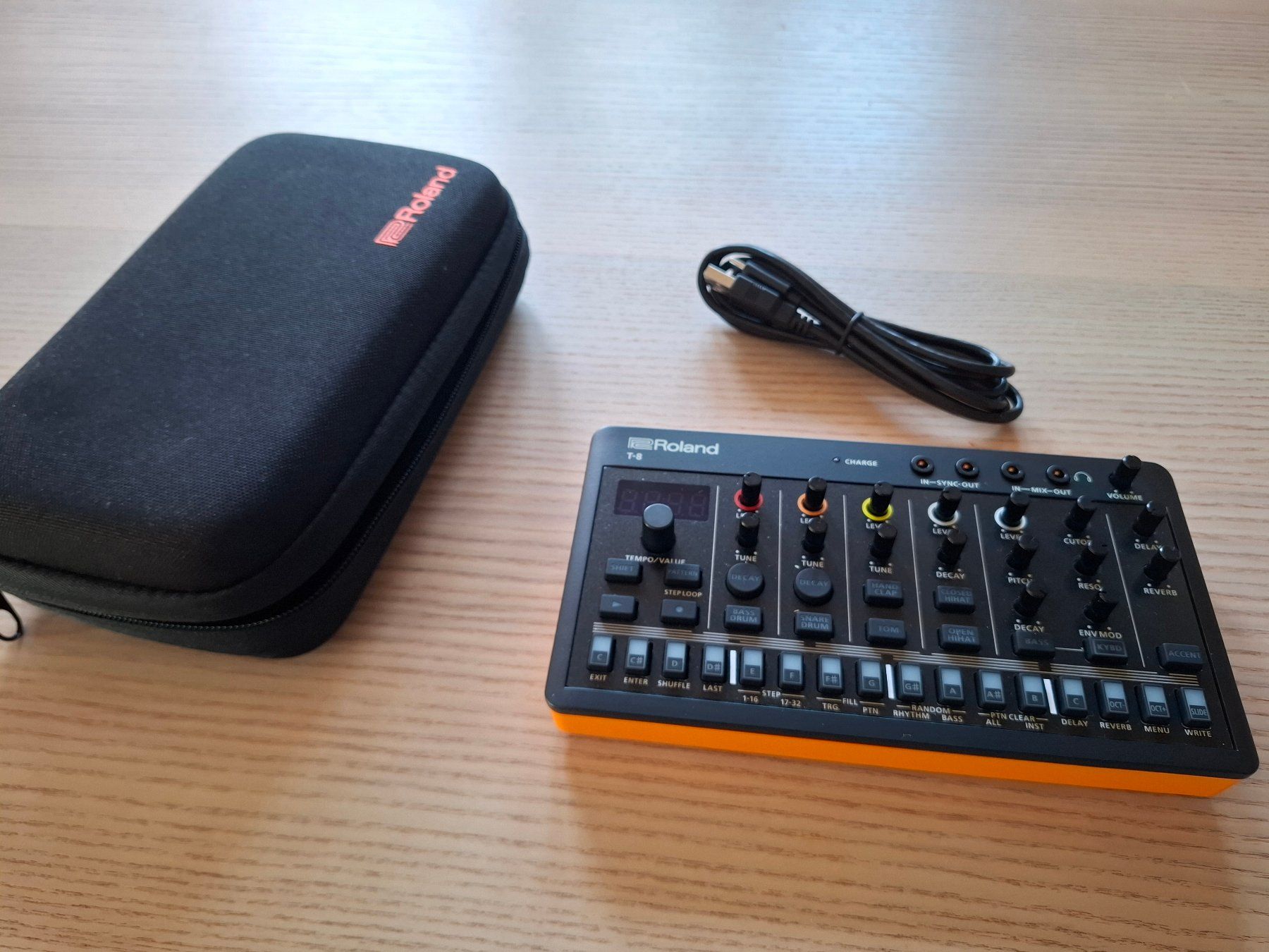 Roland Instruments de musique: Roland Aira Compact T-8 Beat Machine + Case – D'occasion à Dietikon par rou_9s5w