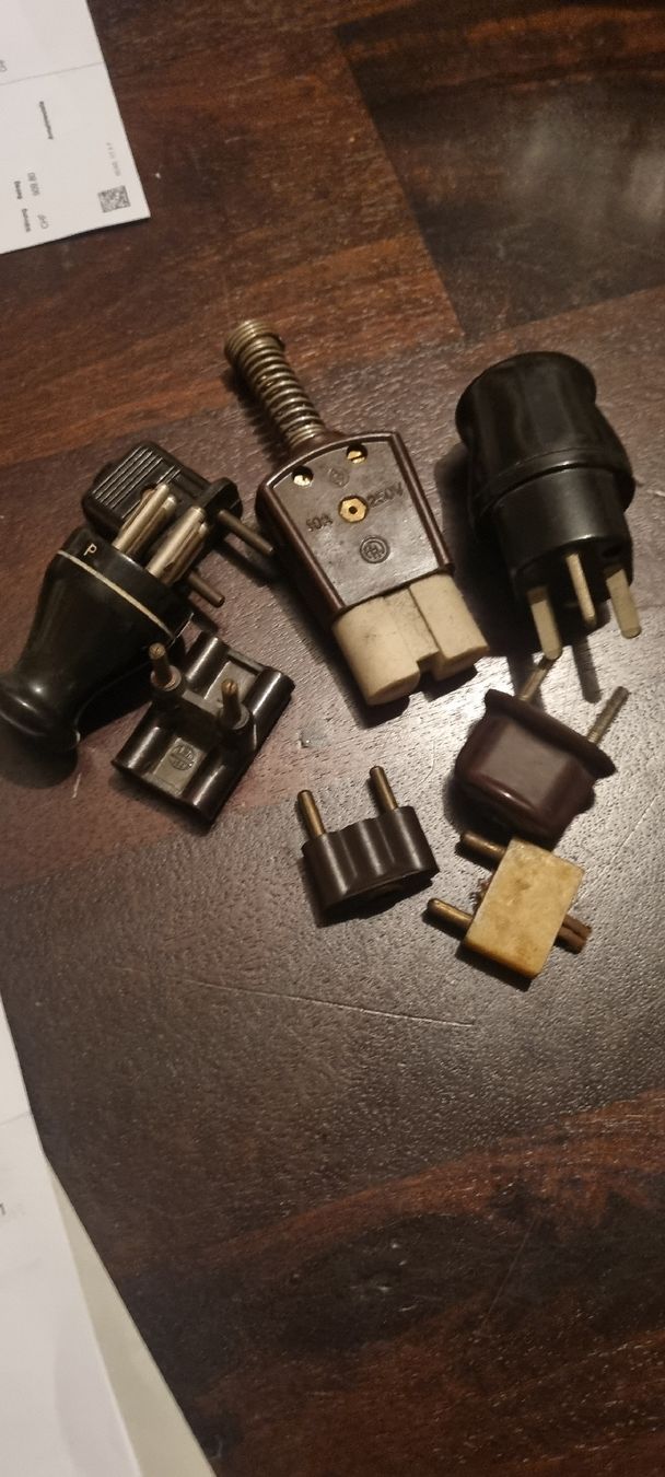 Componenti elettronici: Alte Bakelit . Netzstecker  Elektro Teil verschiedene Teile – Usato da Basel venduto da Jcva 1