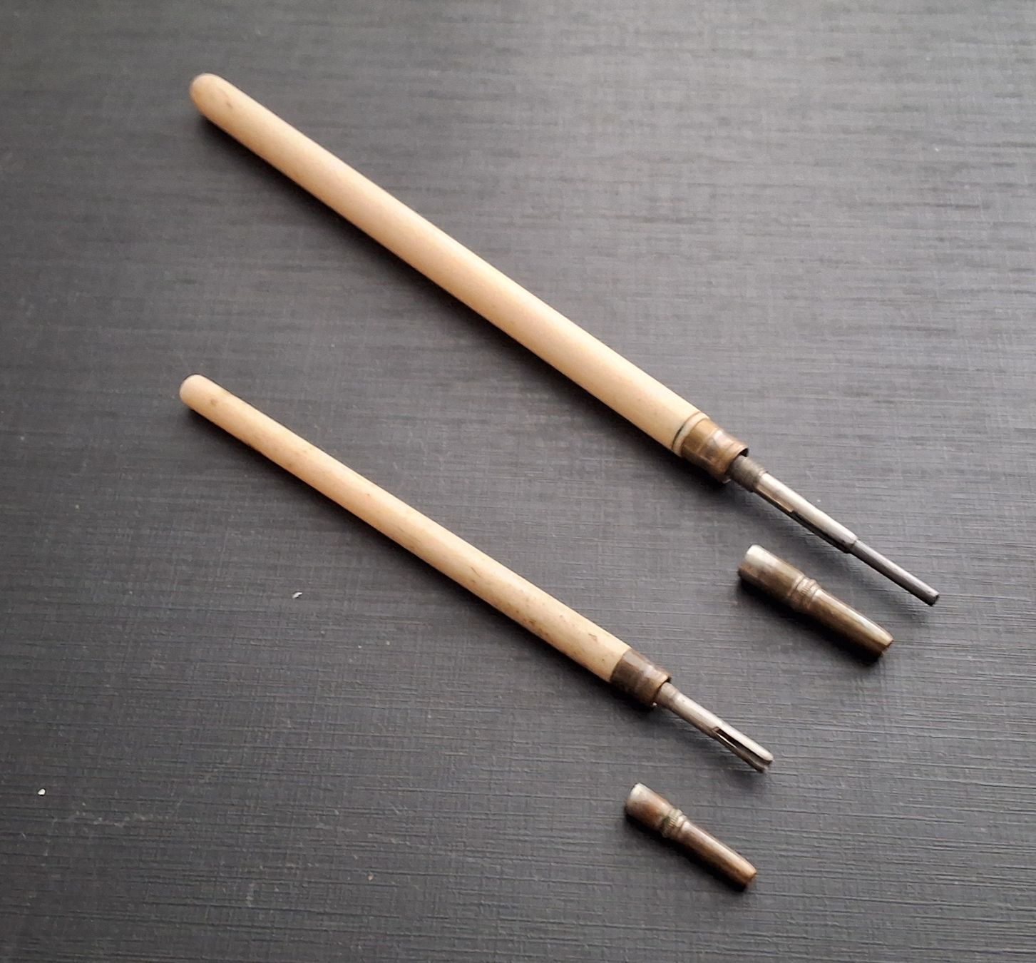 Crayons, crayons de couleur & craies: 4 antike Minen(blei)stifte – Défectueux à Oftringen par Waltereg 2