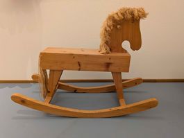 Schaukelpferd aus Holz Spielzeug