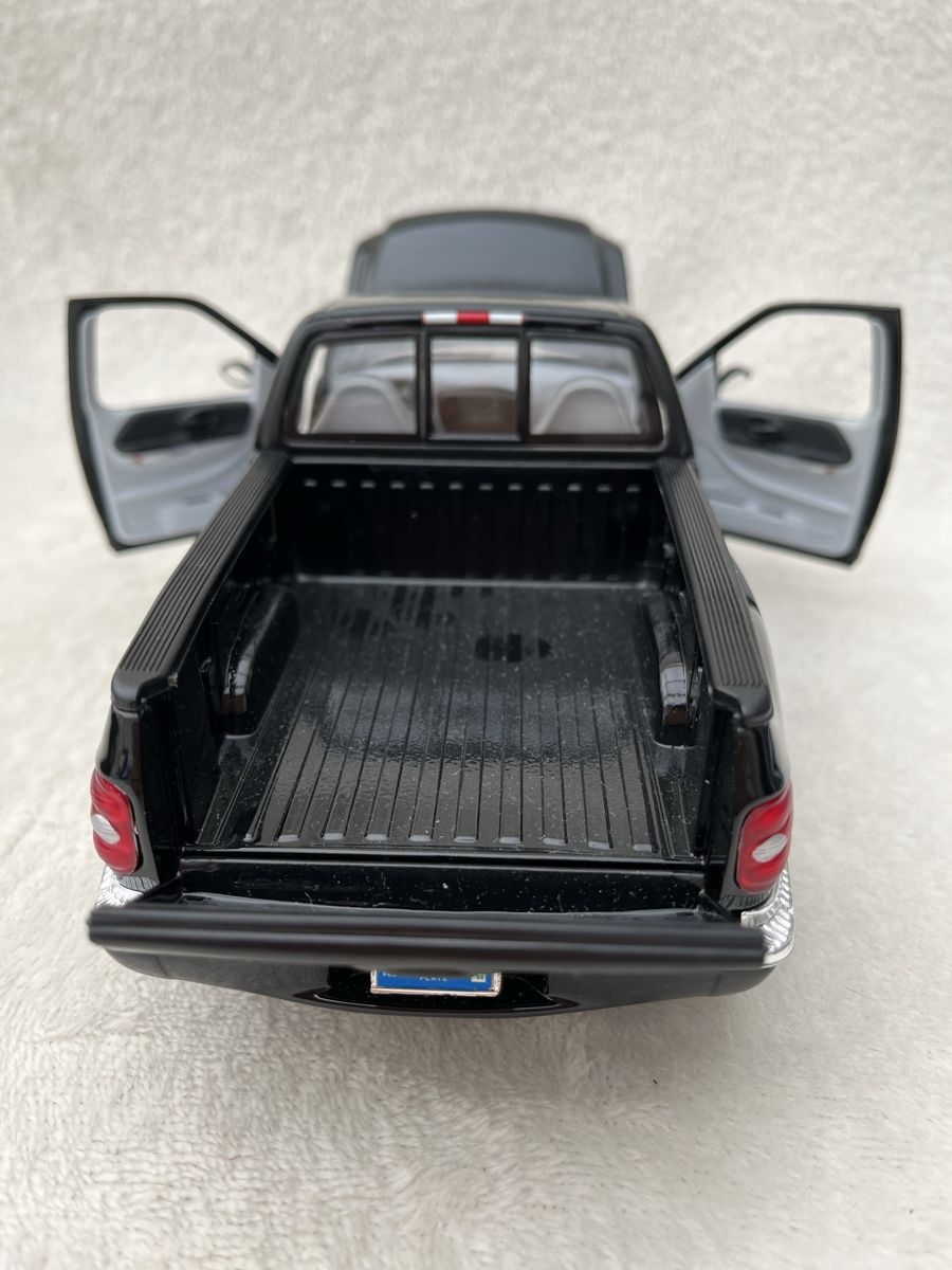 Ford Modellini d'auto: Ford 150 SVT – Nuovo e nell'imballaggio originale da Oberweningen venduto da mer_2yn9 3