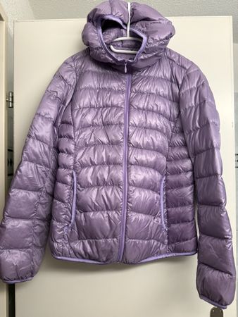 Leichte Daunenjacke Uniqlo m. Kapuze lila Grösse S gebraucht