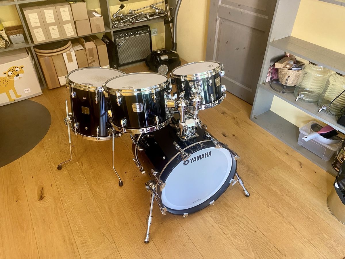 Yamaha Strumenti musicali: Yamaha Maple Custom Absolute Piano Black 18/10/12/14  – Usato da Laconnex venduto da BoumTchiBoumBoum 1