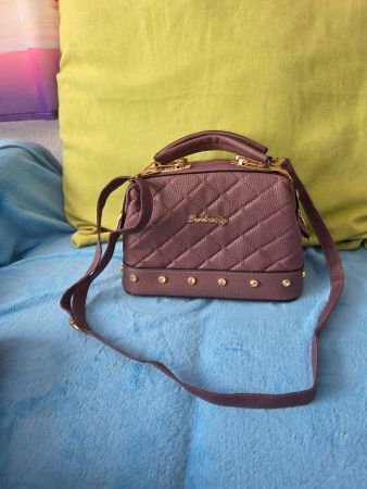 Trendige Handtasche in Lila - Perfekt für jede Jahreszeit.