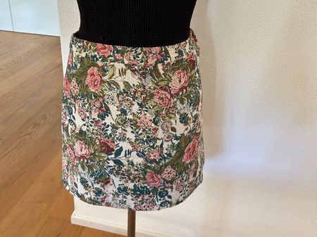 Kurzer Rock Blumenmuster gewebt Gr. M NEU