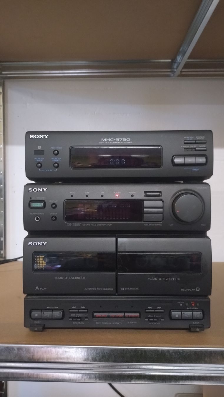 Sony Multimediaplayer & Streamer: Système Hi-Fi Sony MHC-3750  – Defekt aus Farvagny-le-Grand von LaCaverne