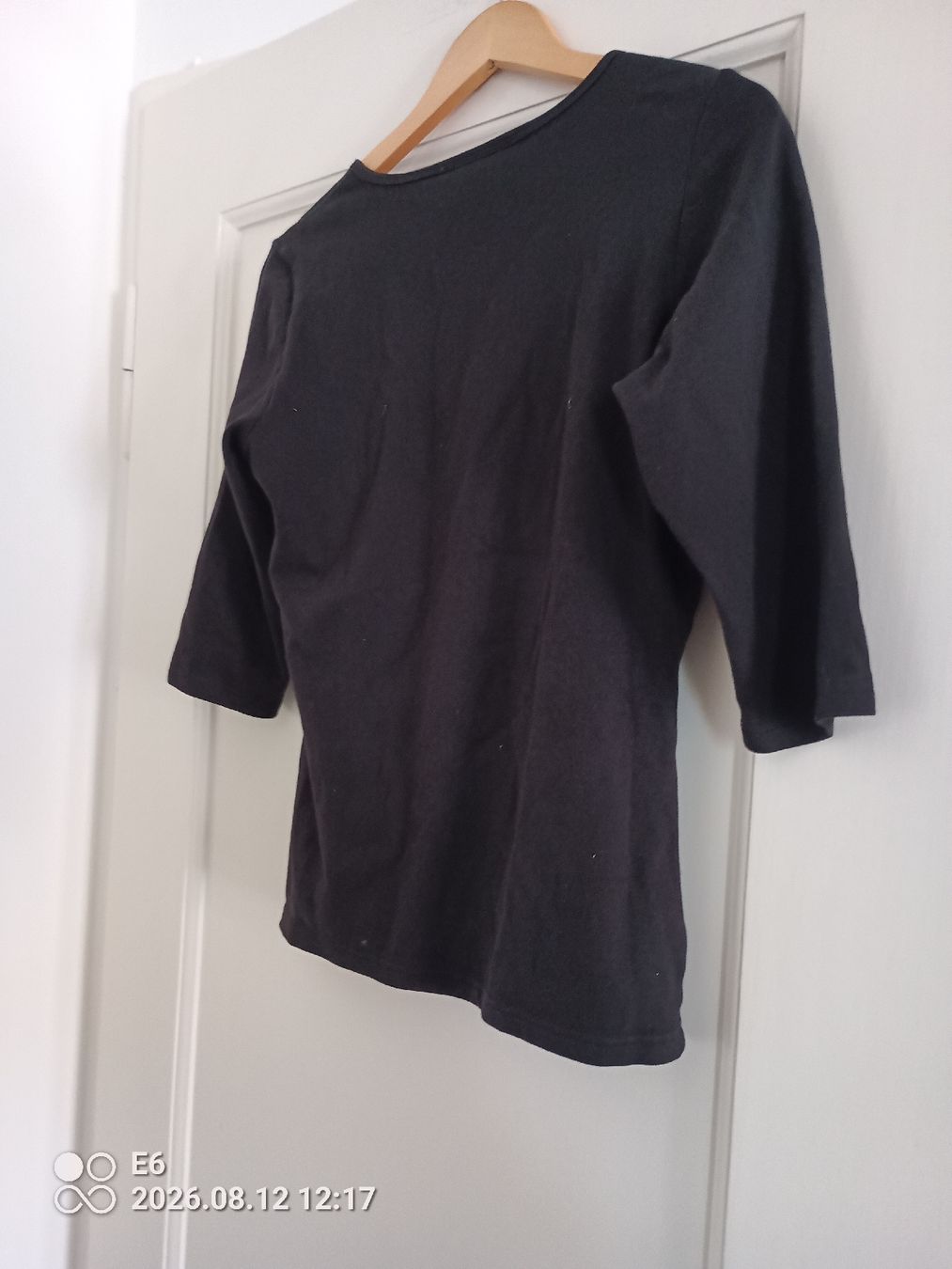 T-shirt: Schwarzes Kurzarmshirt mir Silbermuster – Usato da Zürich venduto da Mitzi6 1
