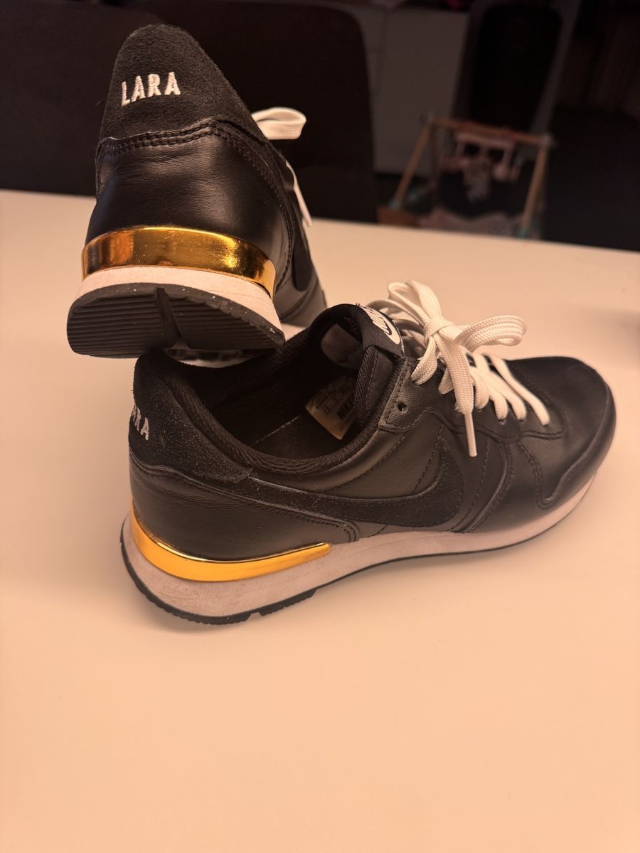 Nike Scarpe da donna: Nike Sneaker, Schwarz/Gold, Grösse 38.5 – Nuovo (secondo la descrizione) da Thierachern venduto da lara.hunger 1