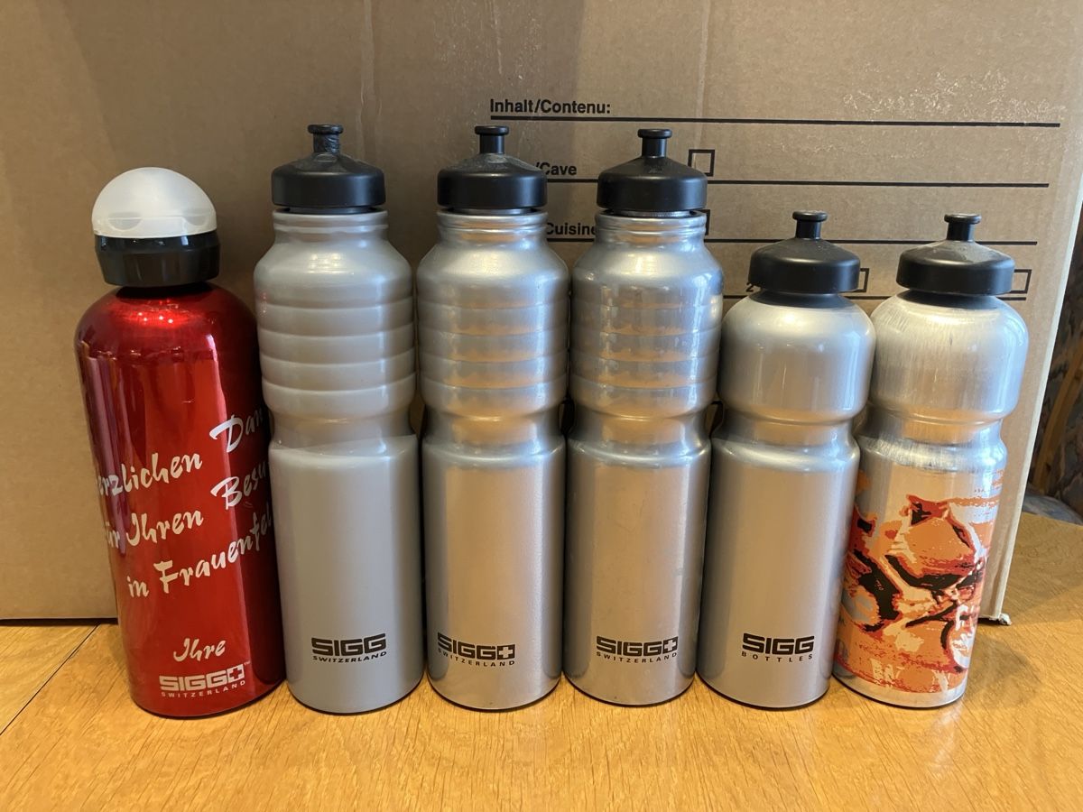 Sigg Borracce & Thermos: Konvolut 45 Sigg Trinkflaschen aus Sammlung – Nuovo (secondo la descrizione) da Balterswil venduto da Swiss611 2