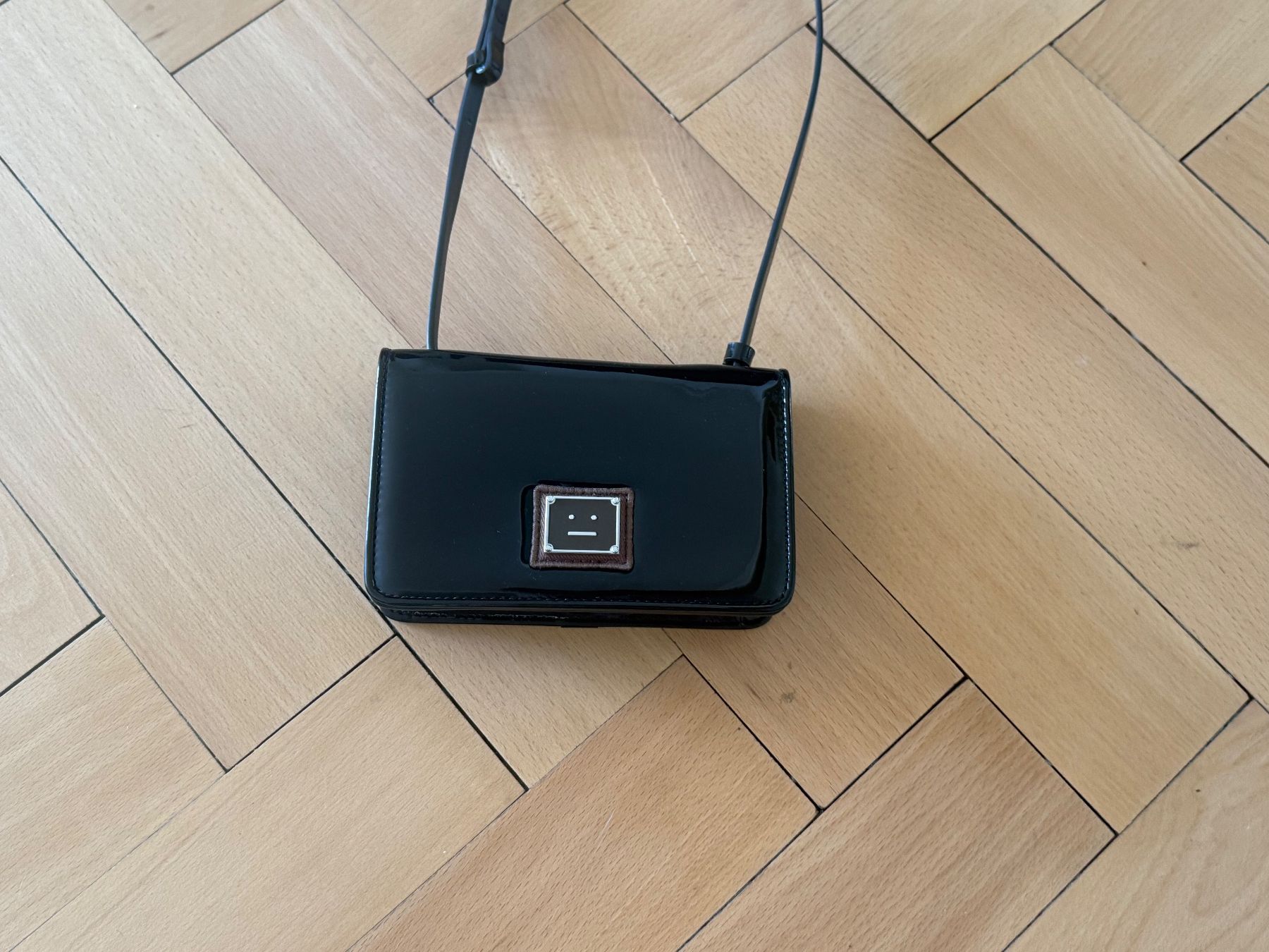 Acne Studios Sacs: Acne Studios Lackleder Tasche Schwarz – D'occasion à Zürich par ele_nd88 2